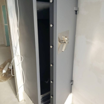 Занесли и установили в подготовленную нишу сейф VALBERG ГАРАНТ ЕВРО