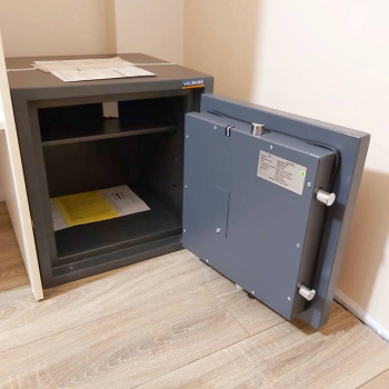 Занесли и установили огневзломостойкий сейф VALBERG Кварцит 46 EL