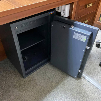 Установили огневзломостойкий сейф в кабинете клиента