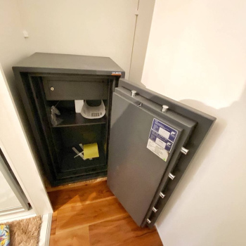 Установили огневзломостойкий сейф VALBERG в гардеробной