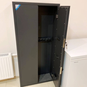 Занесли и установили в подвальное помещение оружейный сейф