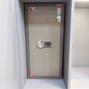 Установили и закрепили в подготовленную нишу сейф КАРАТ 90