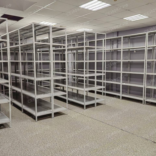 Оборудовали склад металлическими стеллажами