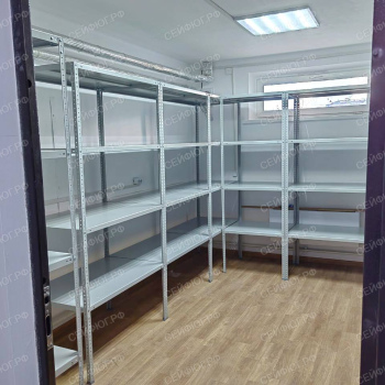 Оборудовали металлическими стеллажами и шкафом подсобное помещение