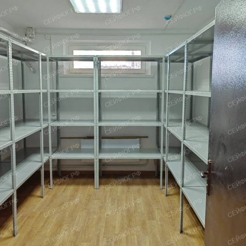 Оборудовали металлическими стеллажами и шкафом подсобное помещение
