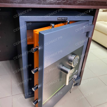 Занесли и установили сейф 3-го класса MDTB Fort-M 67 EK