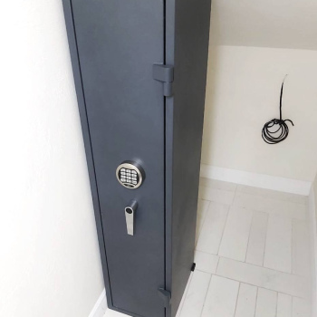 Установили огневзломостойкий оружейный сейф на 3 ствола